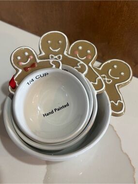 NWT Measuring Cups Gingerbread Man Holiday Ceramic 4 Piece Hand Painted White